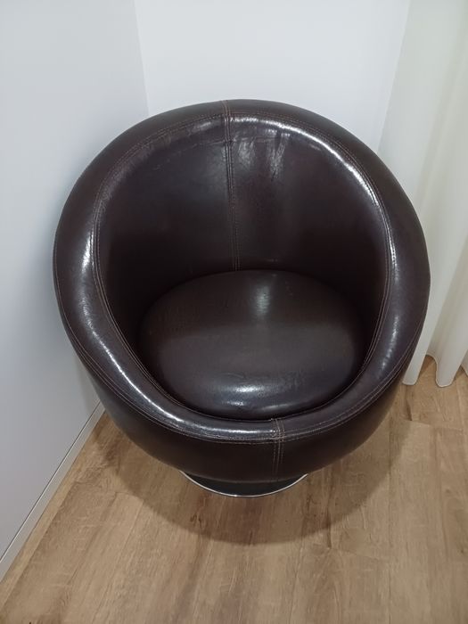 Cadeirão castanho em pele sintética