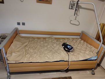Łóżko rehabilitacyjne kompletne z materacem przeciwodleżynowym