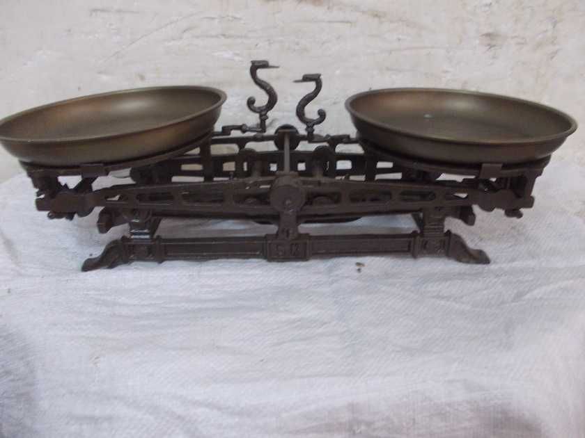 Stara żeliwna waga szalkowa po odnowieniu kompletna