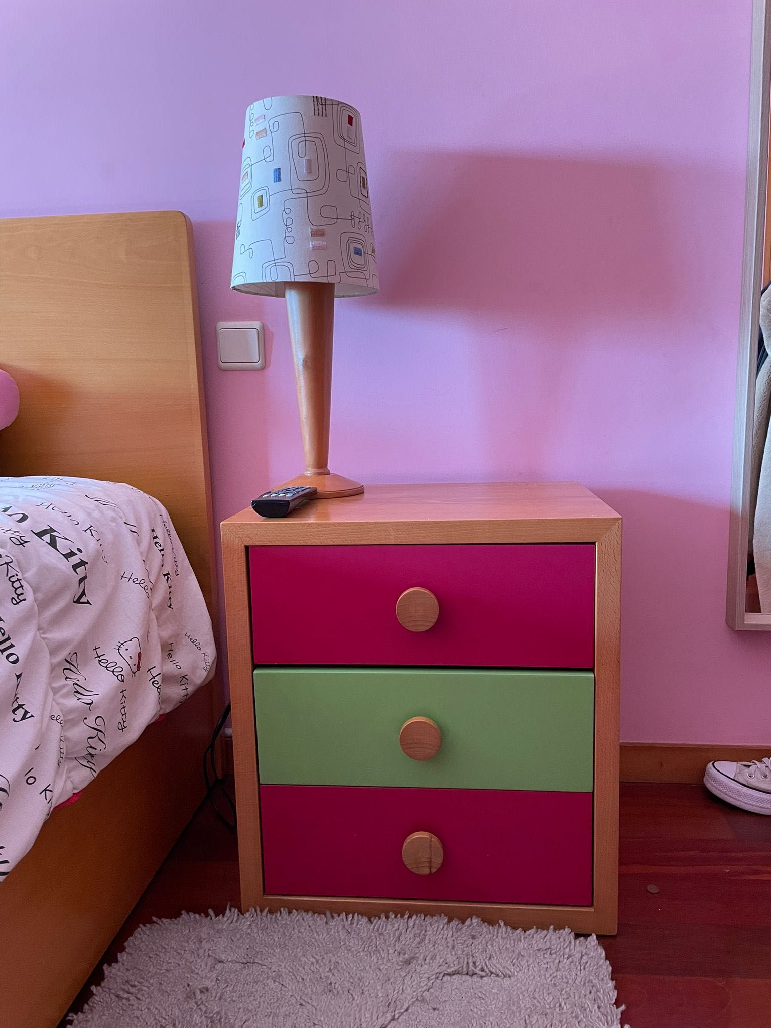 Cama de solteira com gavetas,colchão e mesinha de cabeceira