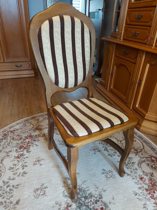 Komplet 4 krzeseł drewnianych tapicerowanych