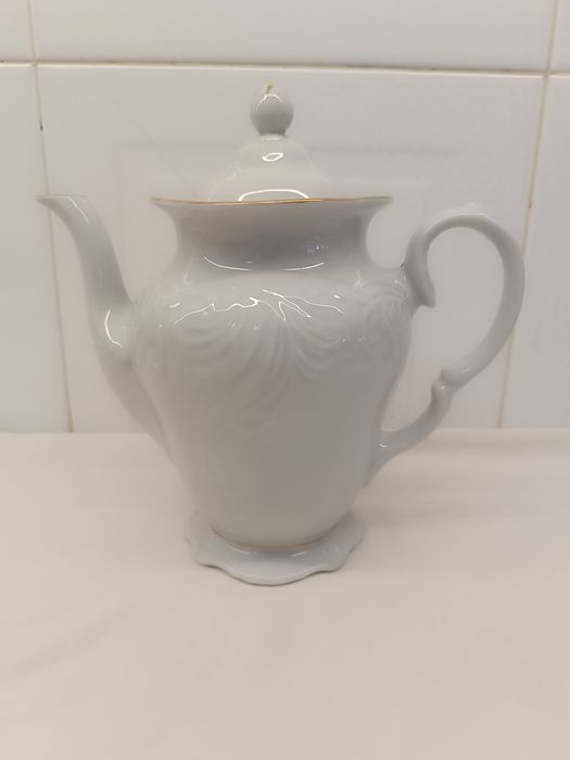 Bule Porcelana Antigo. Branco e dourado com relevos