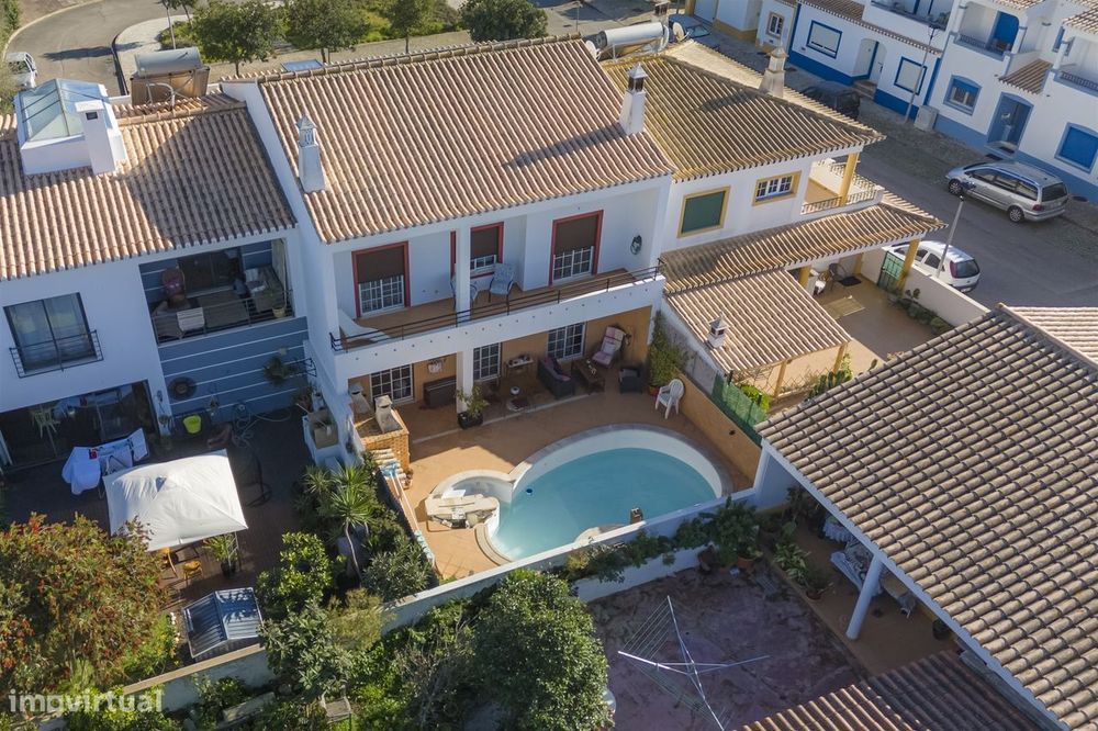 Moradia T3+2 com Piscina e Sótão Amplo a 5 Minutos de Lagos