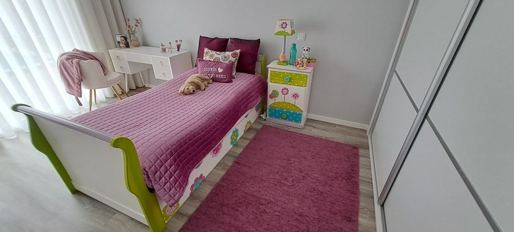 Conjunto Cama, Cómoda e Mesa de Cabeceira