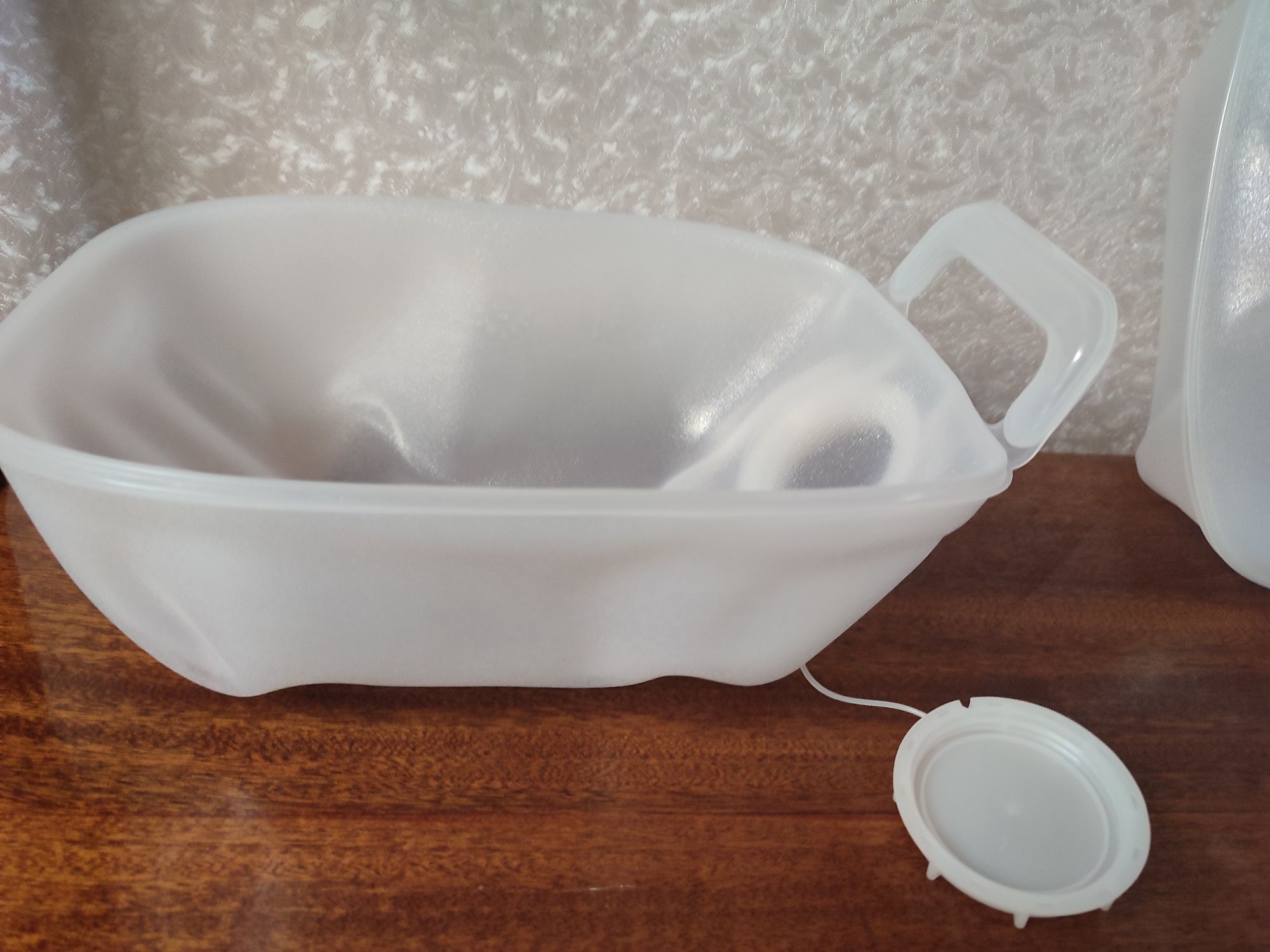 Продаю. большое блюдо и стаканы. И ёмкости для воды.10л