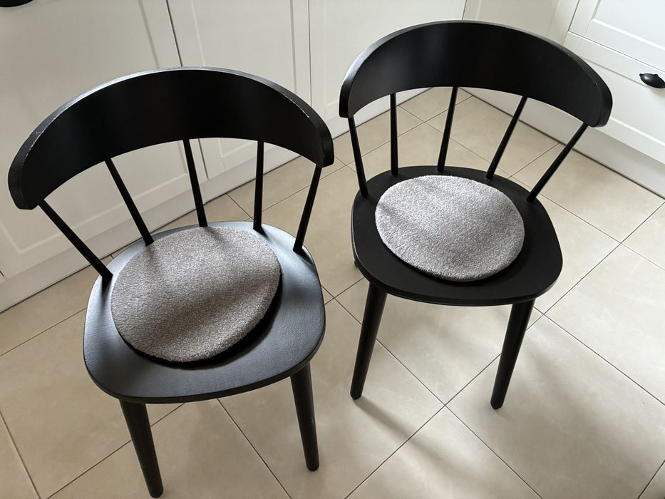 OMTÄNKSAM dwa czarne krzesła drewniane
