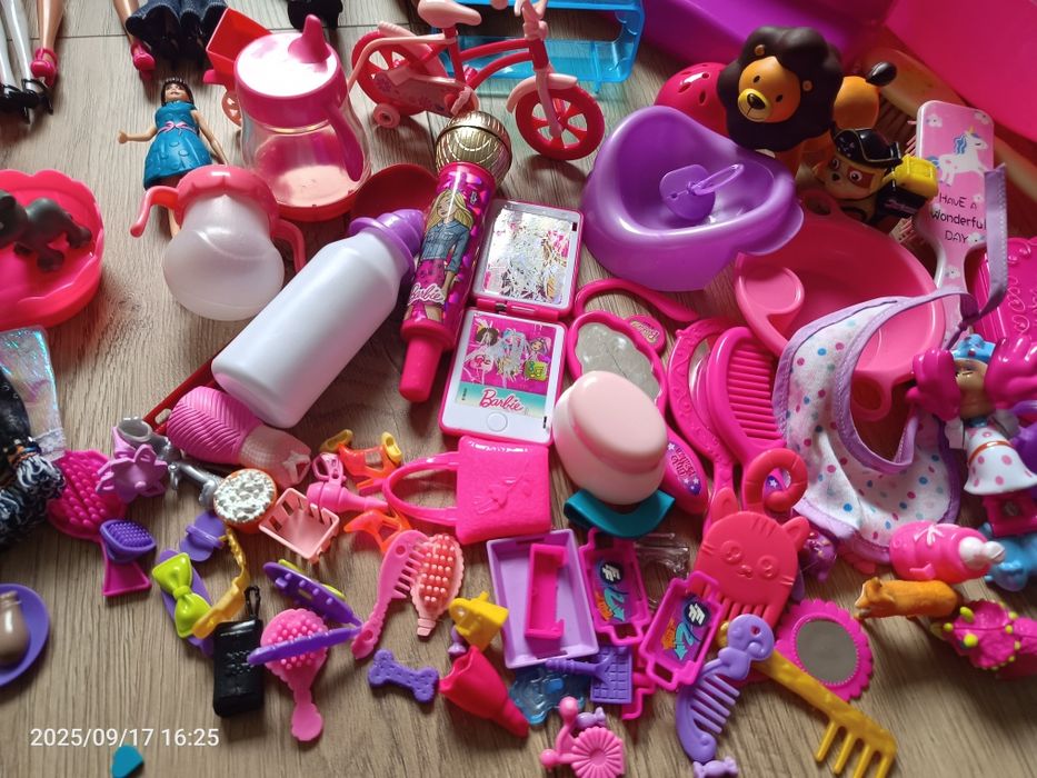 Zestaw lalek akcesoria meble, koniki ponypakiet