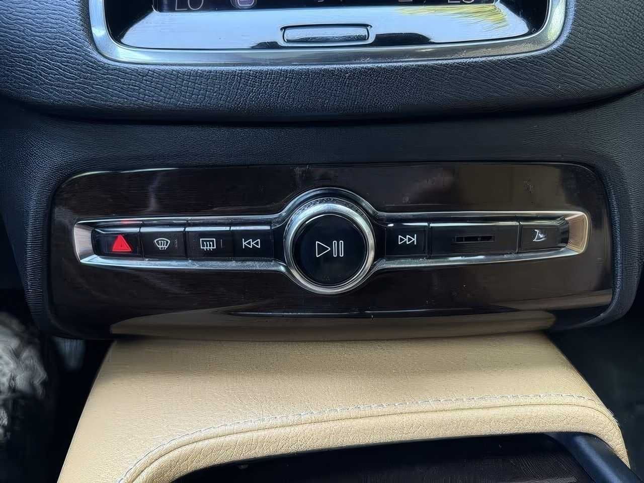 2017 Volvo XC90 T6 Momentum