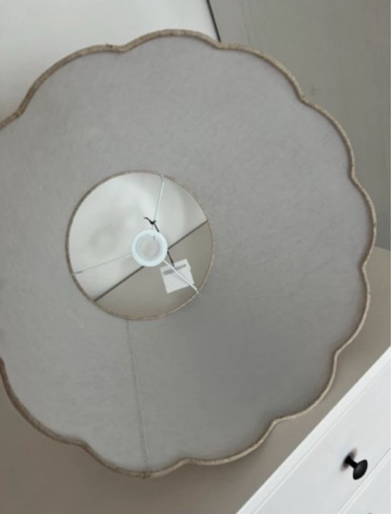 Tkaninowy klosz do lampy wiszącej falisty brzeg H&M home