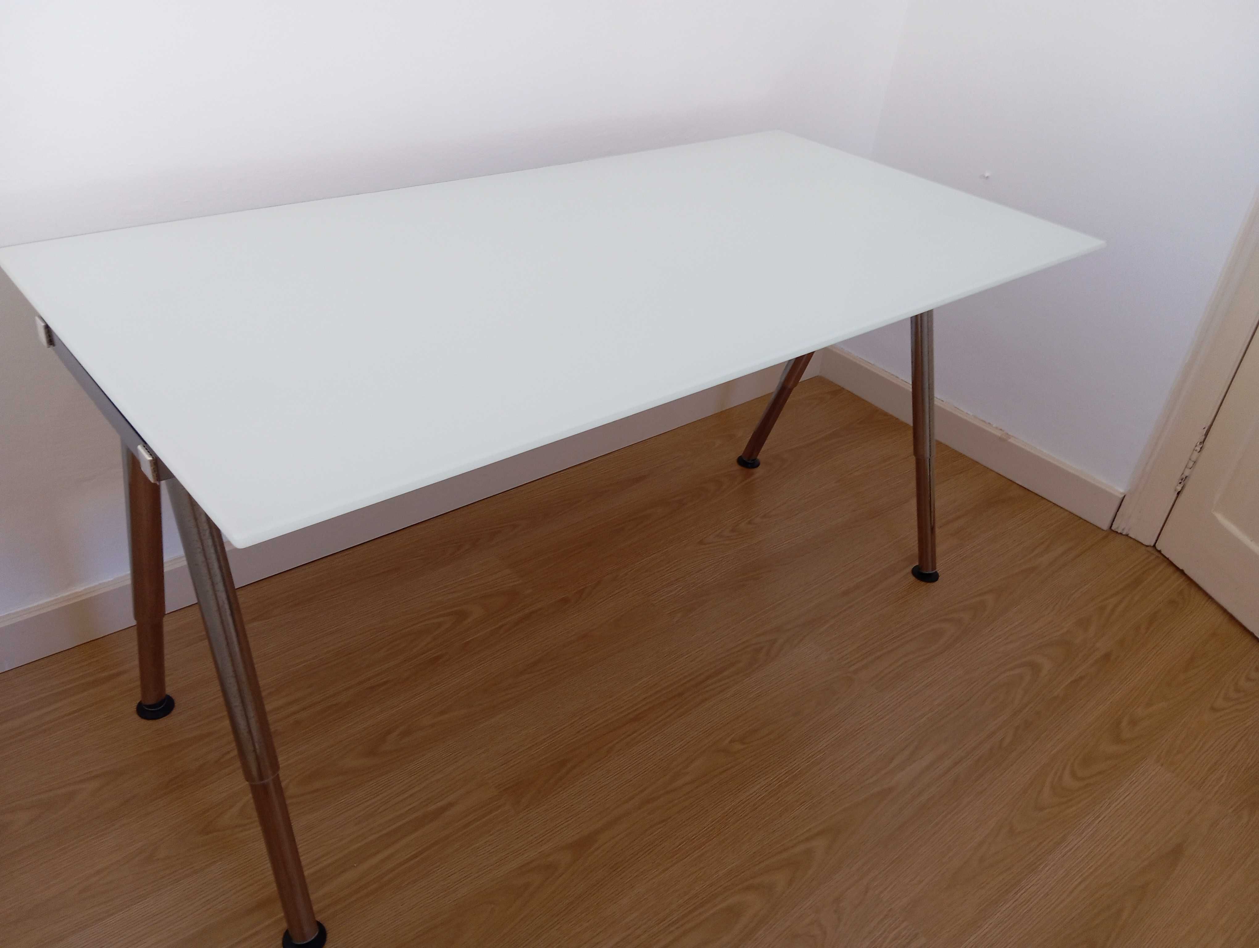 Secretária IKEA Galant com tampo em vidro temperado
