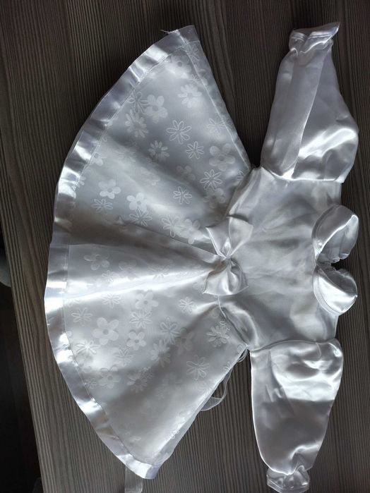 Sukienka biała chrzest z czapką i narzutka polarową 74