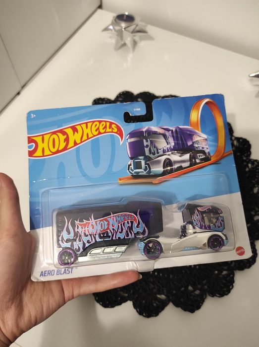 Hot Wheels Ciężarówka Aero Blast fioletowa