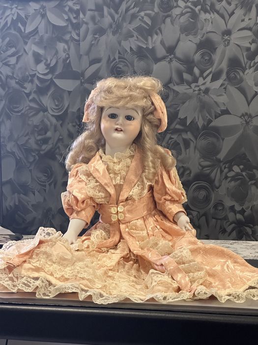 Boneca Alda de porcelana fina
