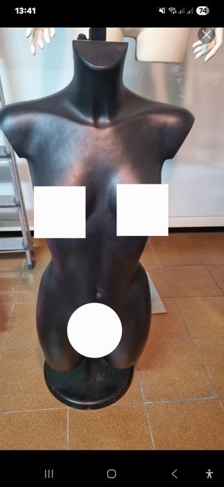 Manequim preto com suporte metálico