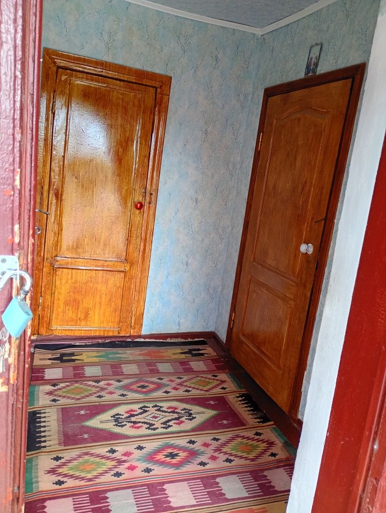 Продається пів будинку