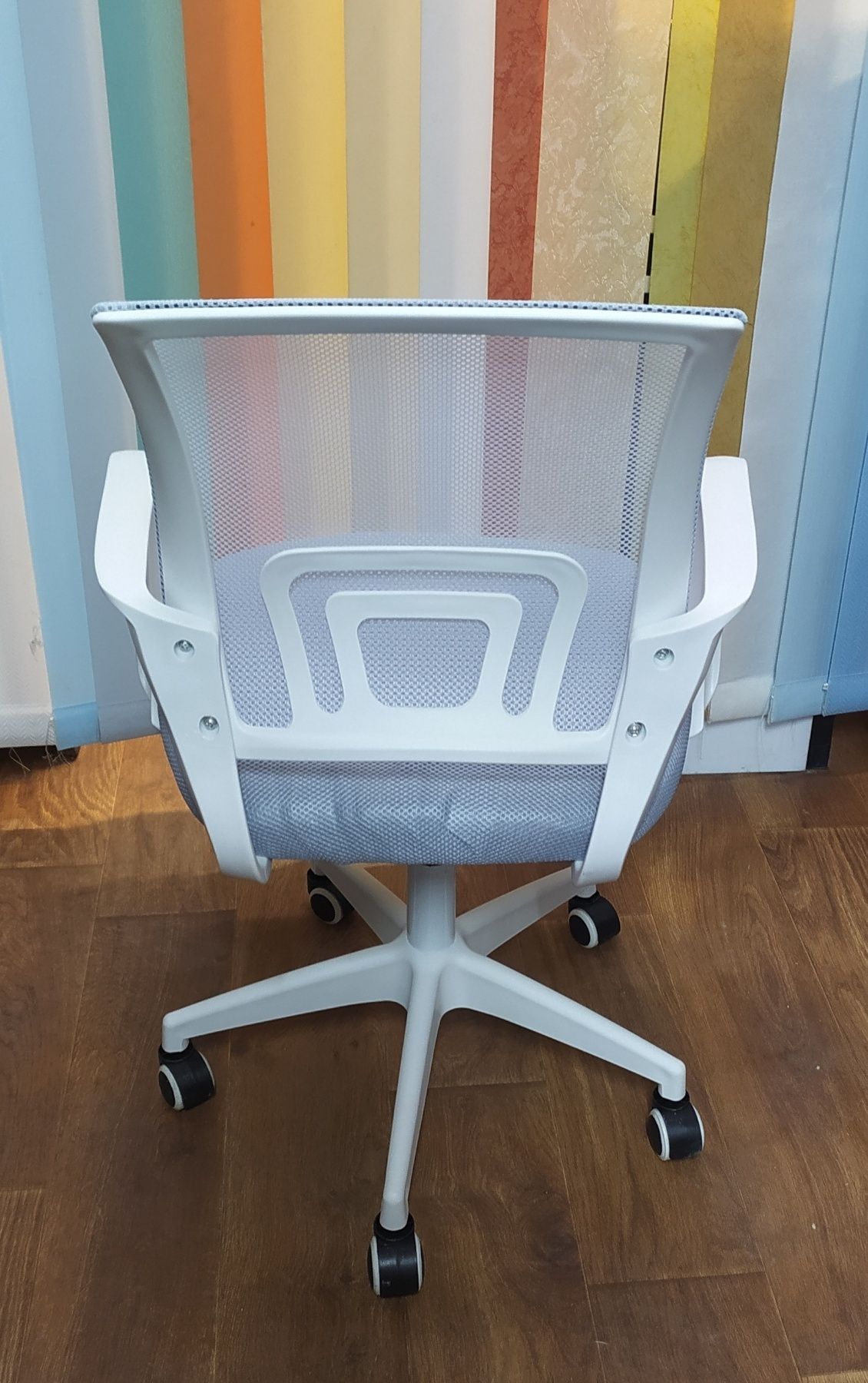 Нове Офісне крісло з ергономічною спинкою