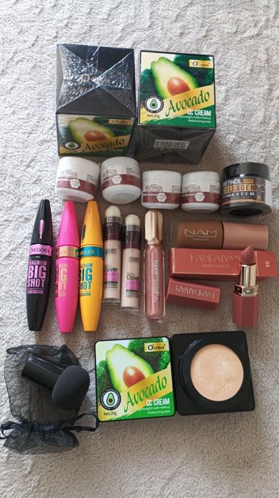 Puder podkład w kremie, z gąbką,