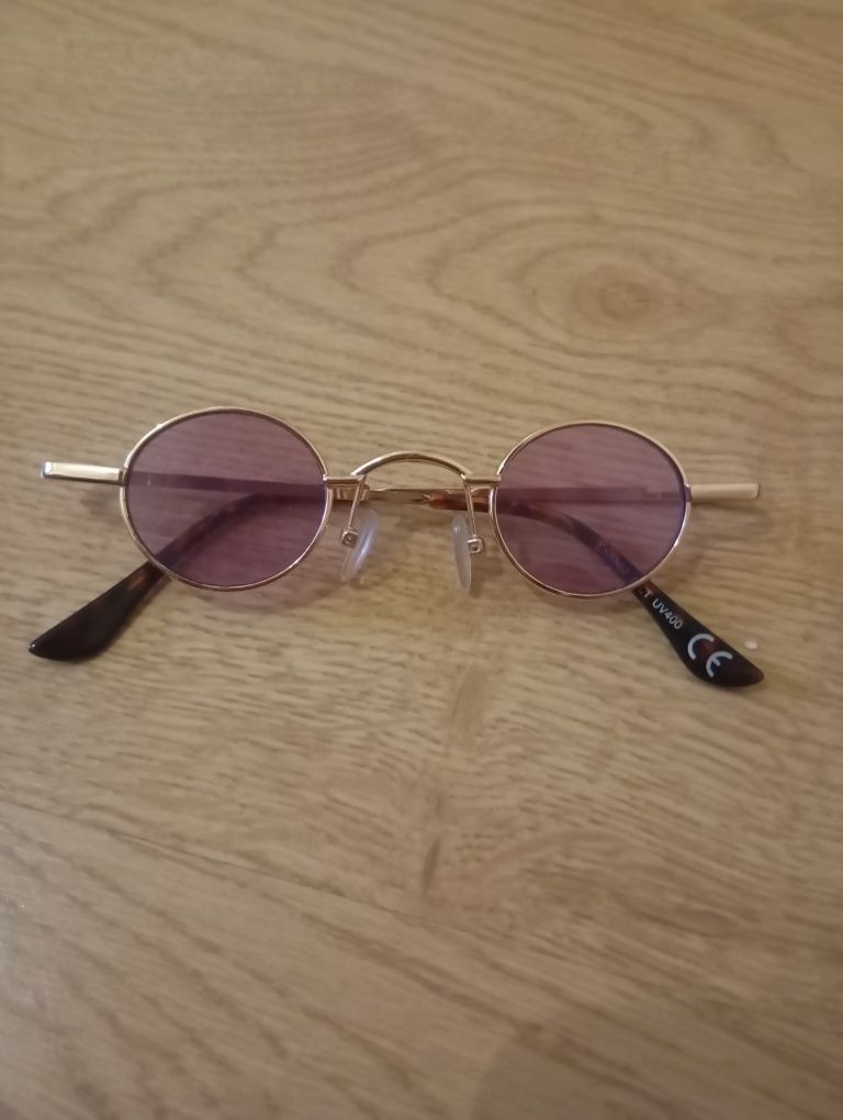 Óculos com lentes roxas