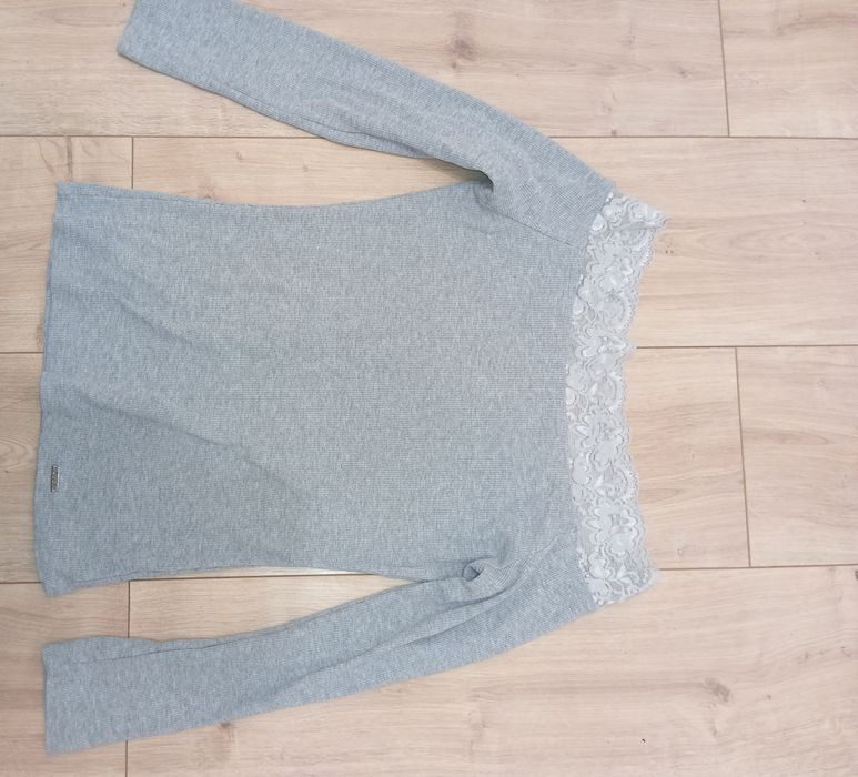 Bluzka z odkrytymi ramionami