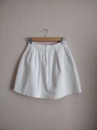 Biała mini spódniczka