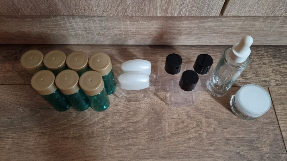 Zestaw pojemniczków turystycznych, mini buteleczki