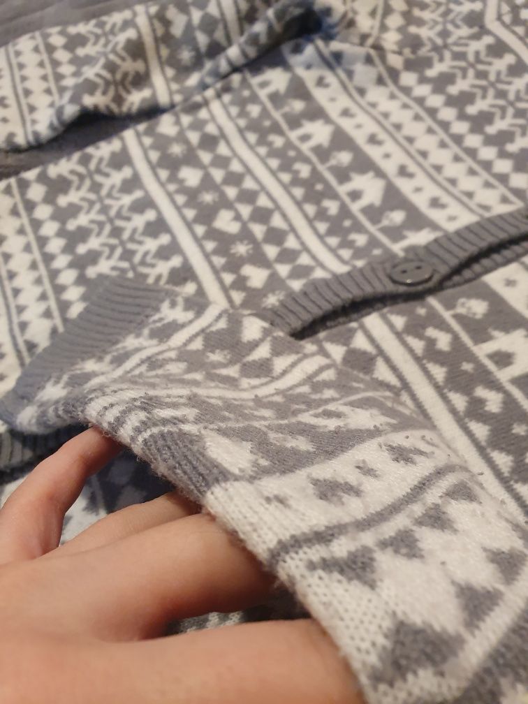 Rozpinany sweter ze wzorkiem