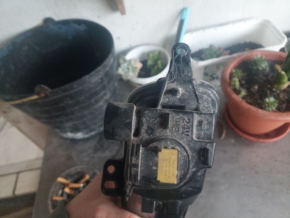 Dois faroes um de carro e outro de moto