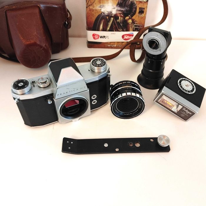 Analogowa lustrzanka PRAKTICA IV f w kolekcjonerskim zestawie