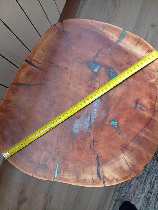 Stolik kawowy z plastra i zywicy epoksydowej