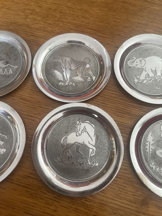 Piękne metalowe podstawki pod szklanki,motyw zwierząt PRL
