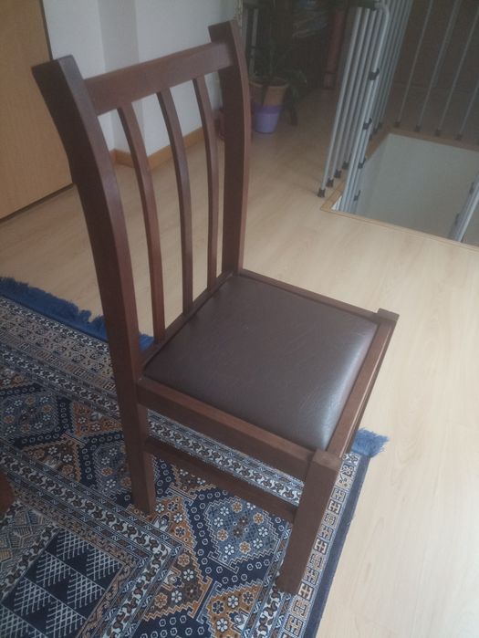 6 cadeiras em madeira com assento almofadado