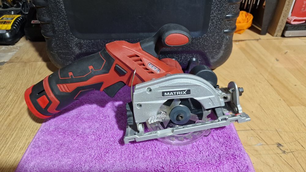 Pilarka Tarczowa mini pilarka Matrix z baterią/Stan B.Dobry