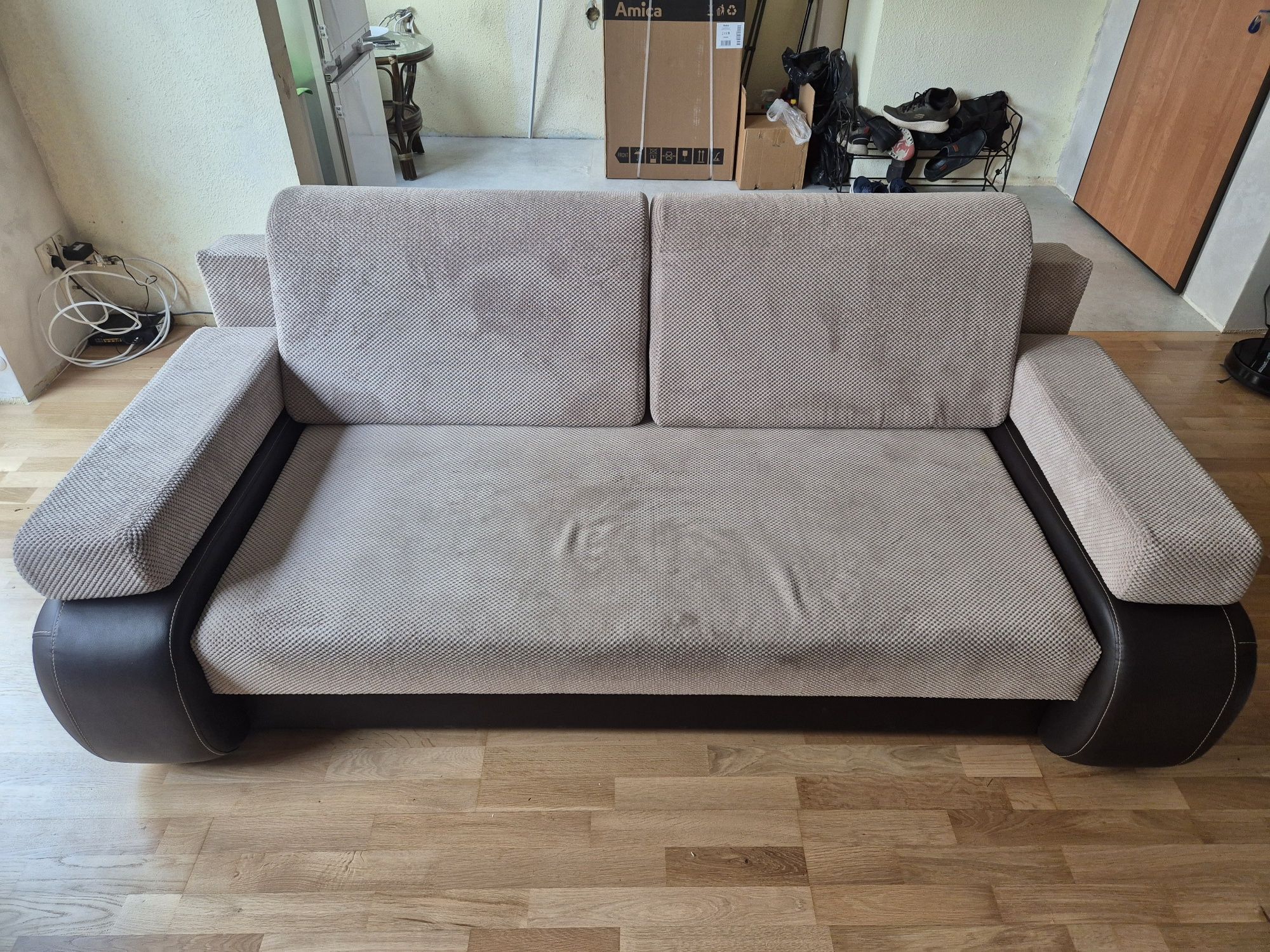 Sofa 105 x 210 cm z funkcją spania (145 x 195 cm) i przechowywania