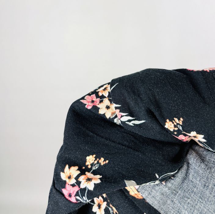 Czarna spódnica midi w kwiatowy wzór z rozcięciem po boku XXS 32 H&M