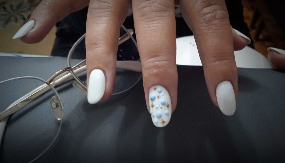 Послуги манікюру та педикюру