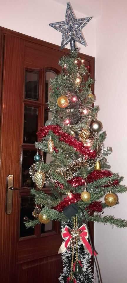Árvore de Natal com pés em ferro.