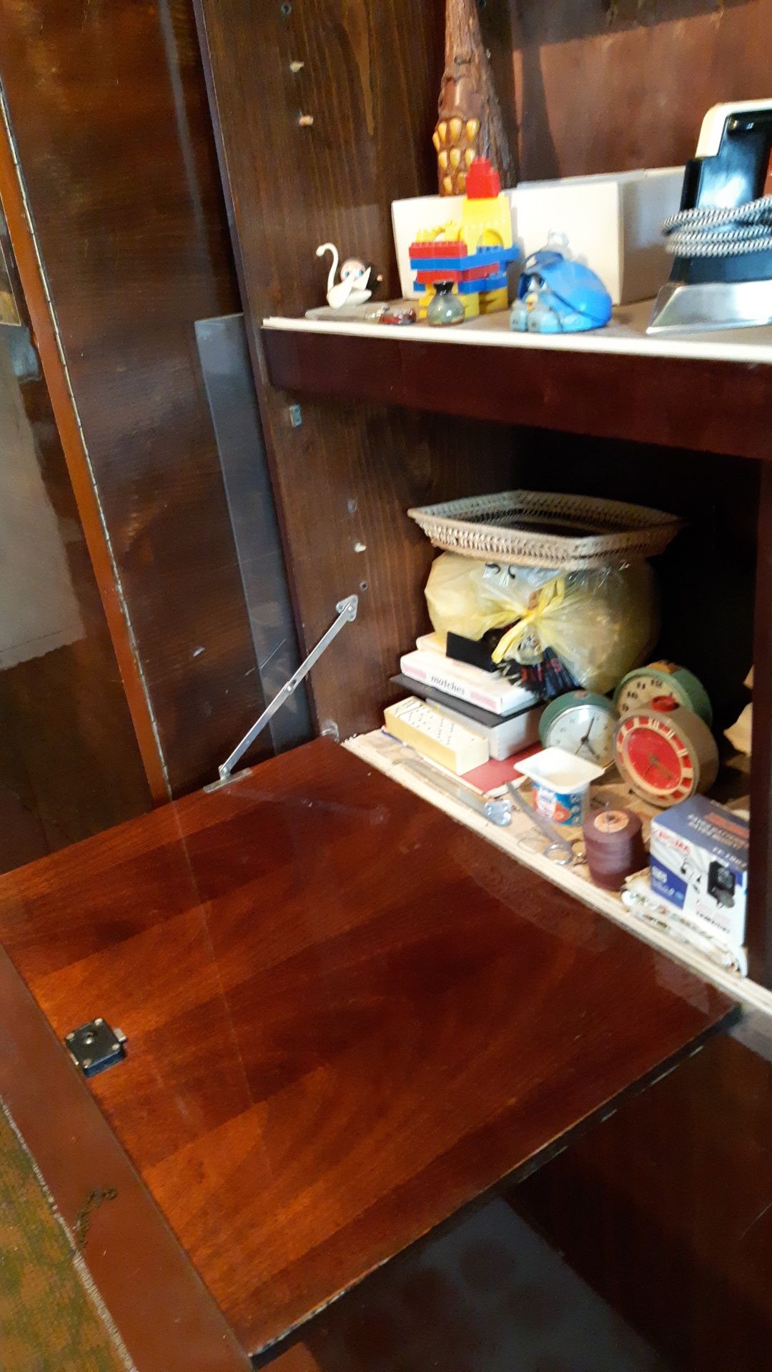Продается шкаф и два серванта.
