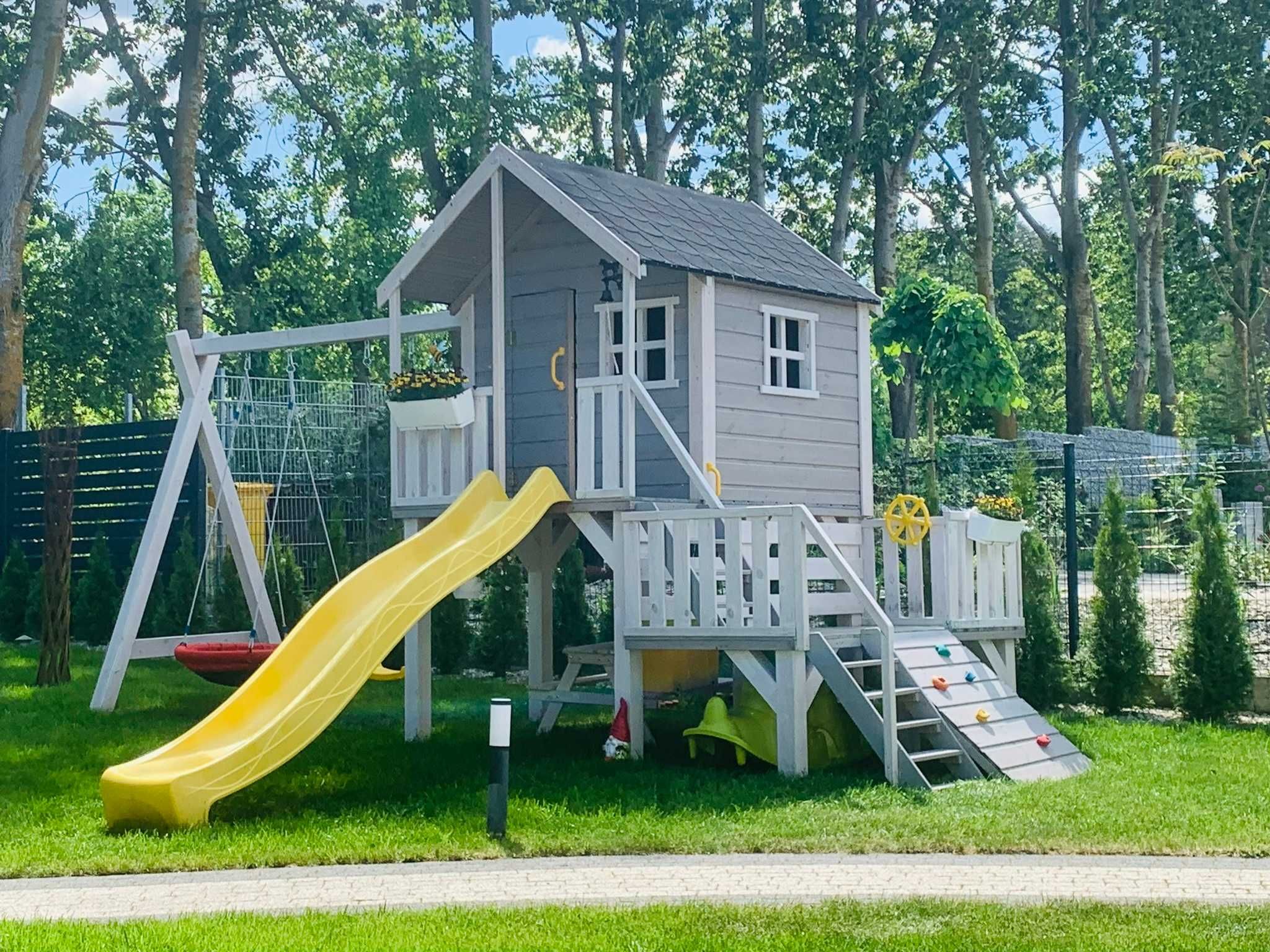 duży plac zabaw huśtawka domek dla dzieci