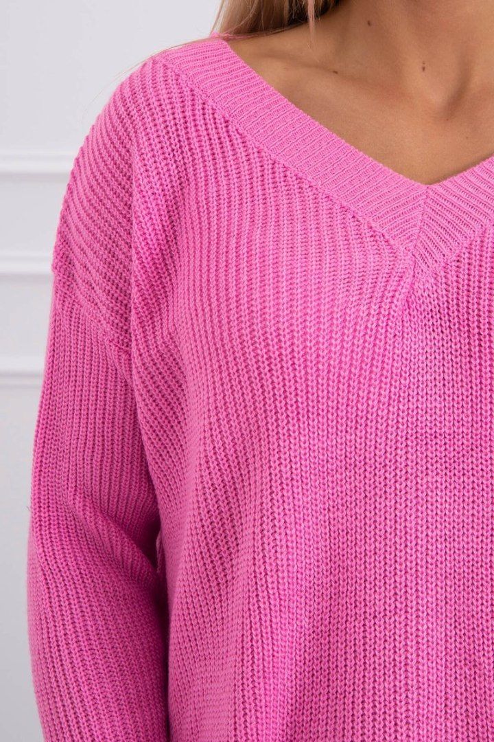 Sweter z dekoltem V jasno różowy o luźnym kroju