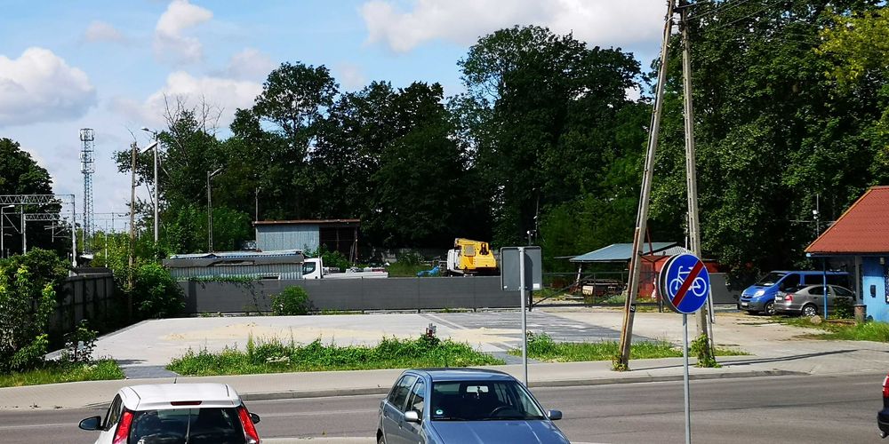 Do wynajęcia plac 3067m2 z biurem, wiatą i garażami pod działalność us