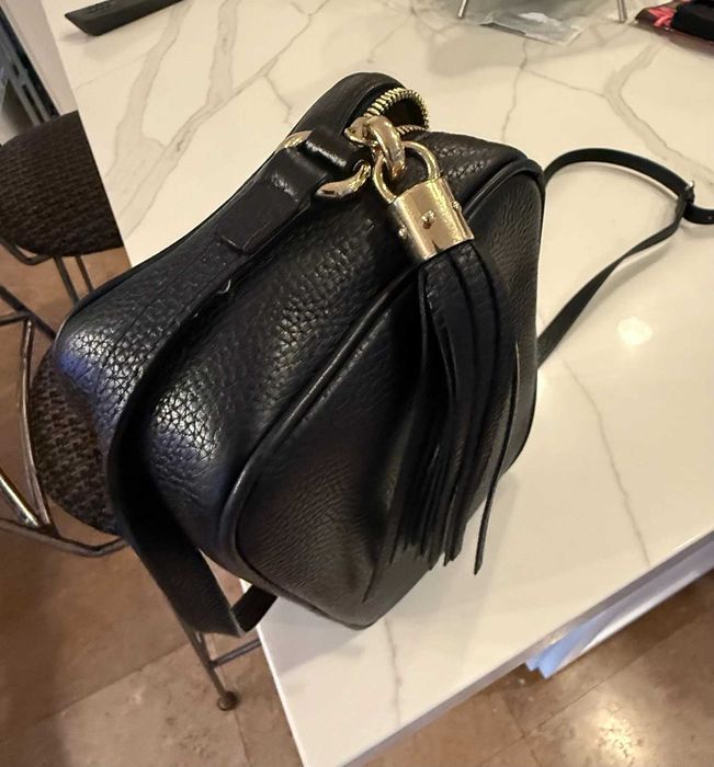 Bolsa pequena Gucci em pele preta, estilo câmara, nova e autêntica.