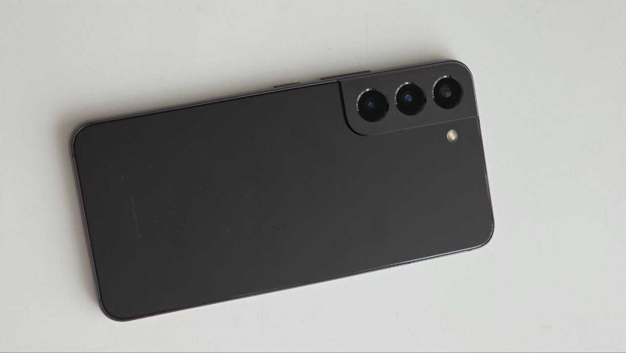 Смартфон Samsung S22 8/128