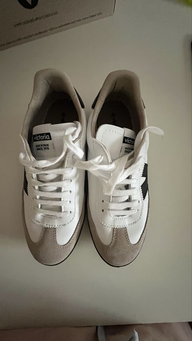 Tenis novos  “ V” ( marca Vitoria)