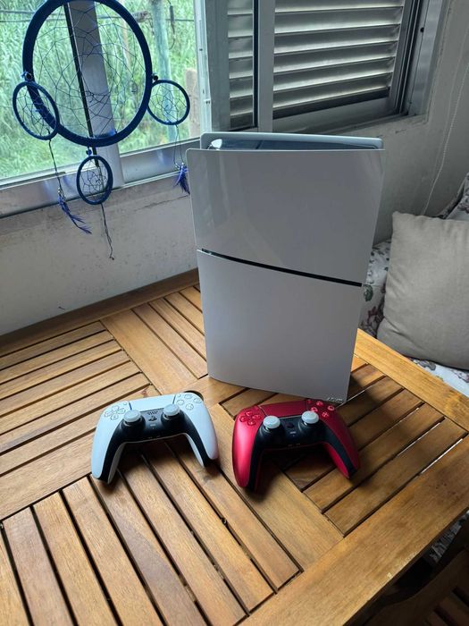 Playstation 5 Digital + 2 comandos [Branco,Vermelho] oficiais.