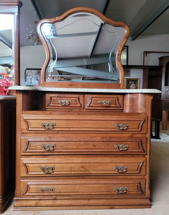 Cómoda em madeira maciça com tampo em pedra e espelho -