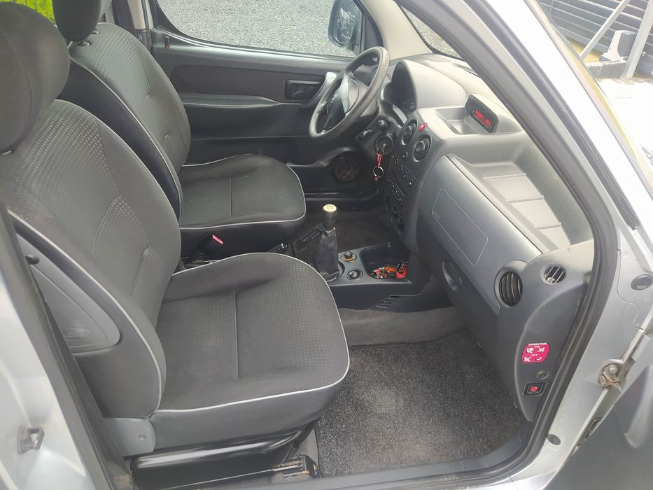 1.6 benzyna. sprawna KLIMA. 4 drzwi. HAK.