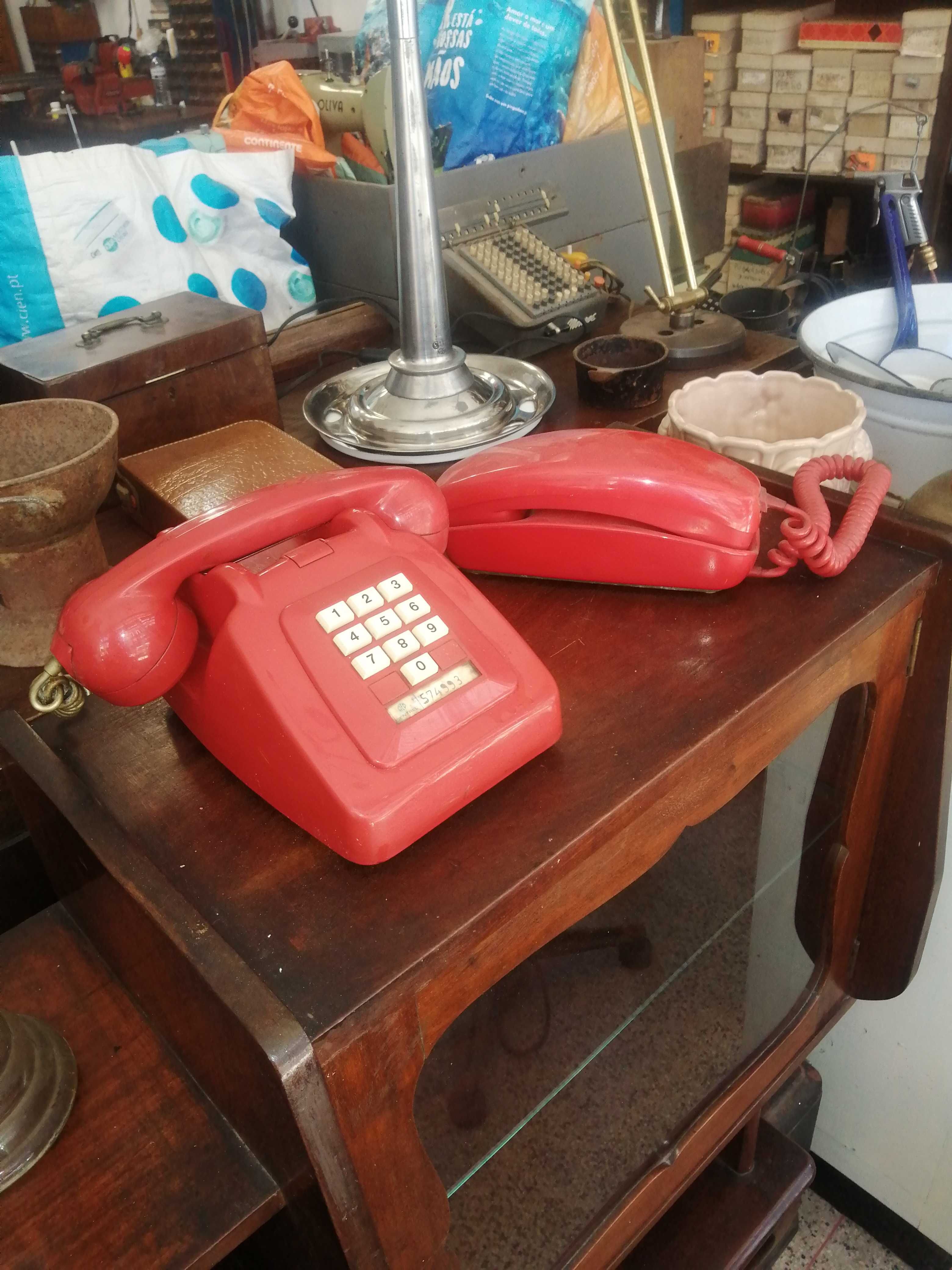 Telefones vermelhos vintage