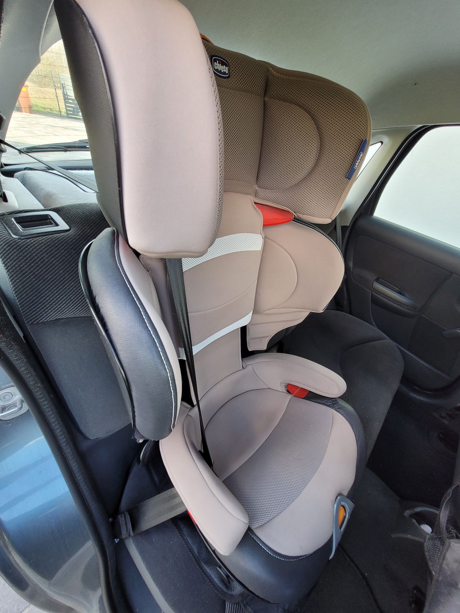 Fotelik samochodowy 15-36 chicco isofix