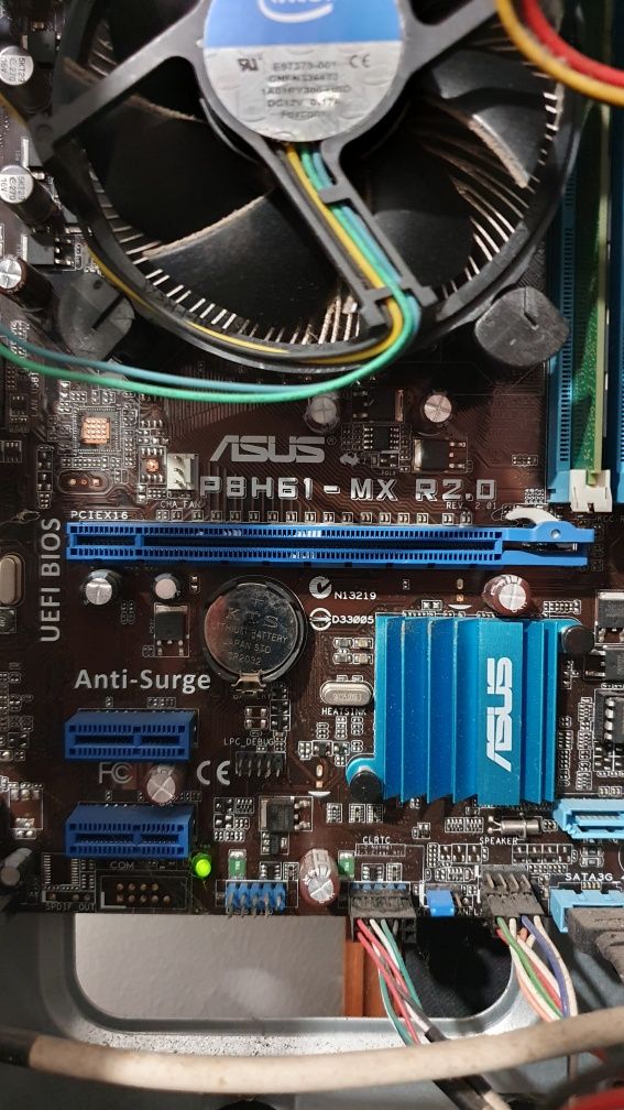 Computador de secretária com MB ASUS e oferta de um monitor VGA