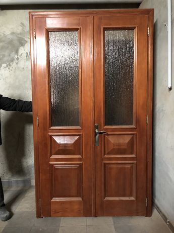 Двери междукомнатные , два комплекта , коричневые и белые